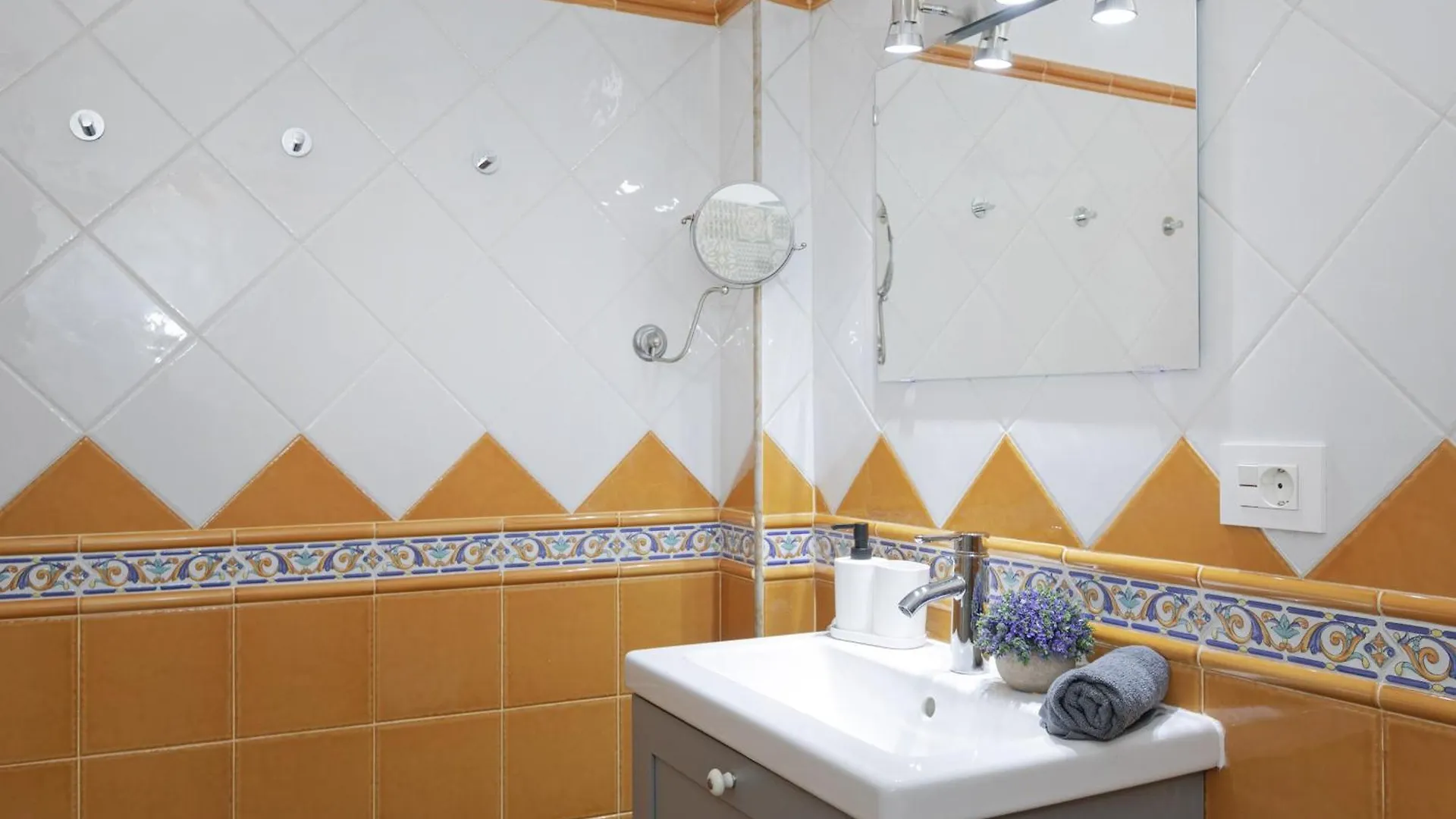 Apartment Rooftop View Escape - 1 Minute To Center And Fast Wi-Fi - Special Low Season Price For May And June